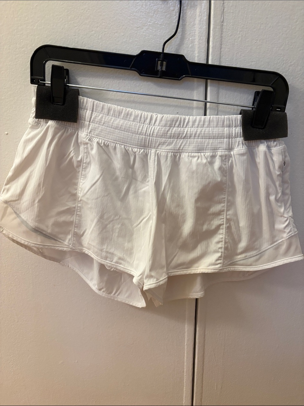 Lululemon Old Version Hotty Hot White Shorts in Size 8